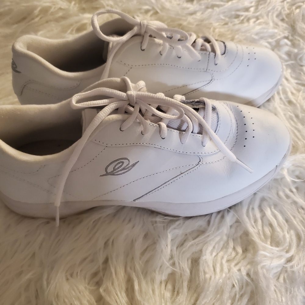 🌼Easy Spirit White Leather Athletic Shoes Size 9 1/2